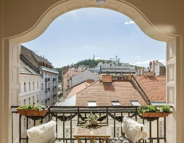Skyline Serenity Retreat @Vaci Most Famous Street