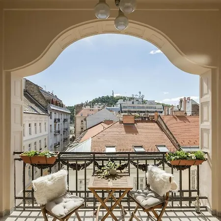Skyline Serenity Retreat @Vaci Most Famous Street Budapest Exterior photo