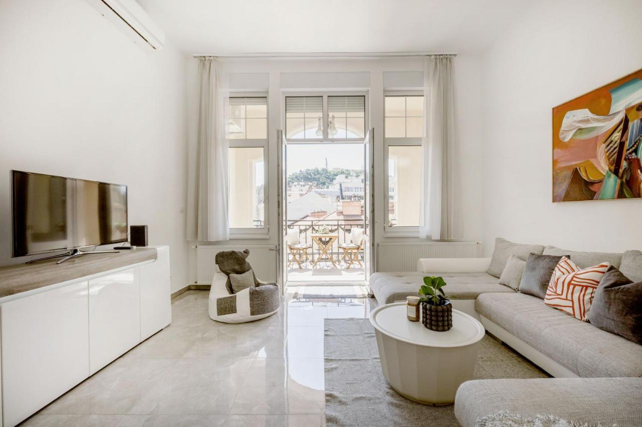 Skyline Serenity Retreat @vaci Famous Street Apartment Budapest