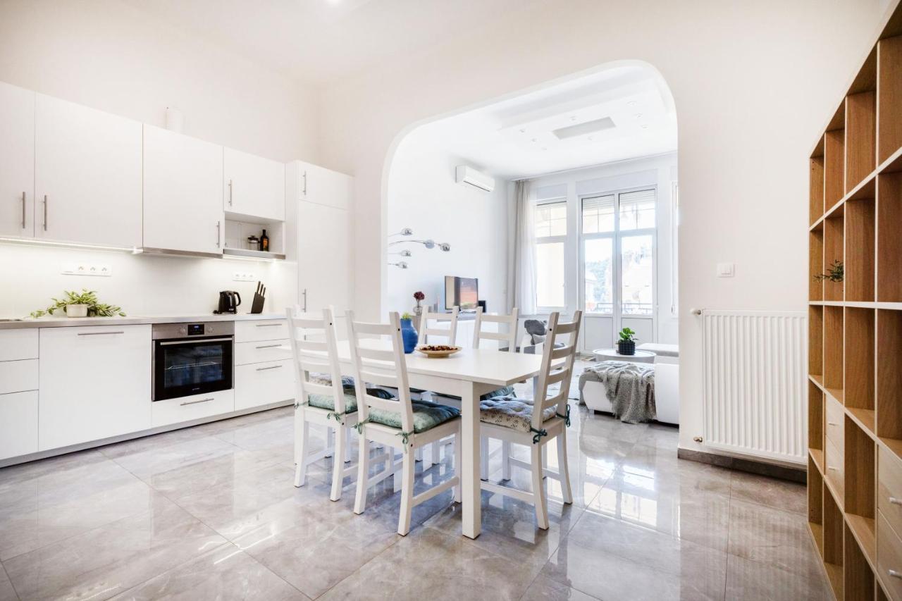 Skyline Serenity Retreat @vaci Famous Street Апартаменты